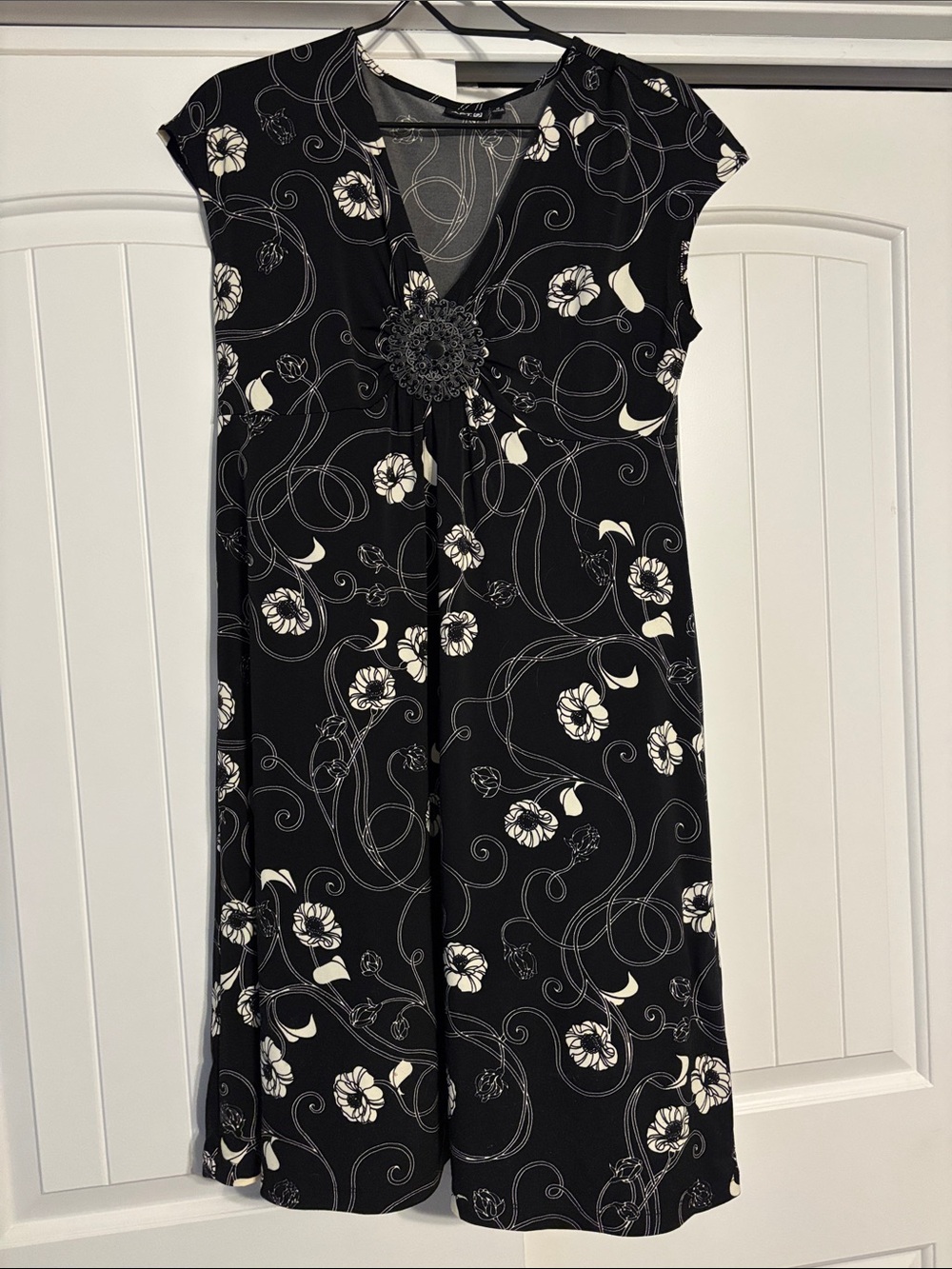 Apt. 9 Black and White Floral Cap-Sleeve Dress with Brooch